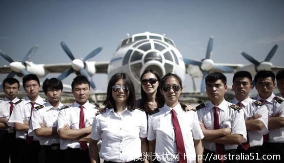 The students at a university in Kunzhou took naked graduation photos, but the story behind them moved the editor to tears.
