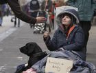 When Chinese female students gave Australian vagrant women 300 Australian dollars, they found something wrong. The latter refused to be sentenced.