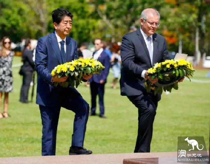 Tribute to the victims of the Japanese bombing of Australia: Australian Prime Minister kneels and Abe squats