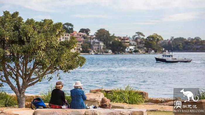 Sydney is the best place to go for a walk in 10 parks. Check in one by one on that sunny day.