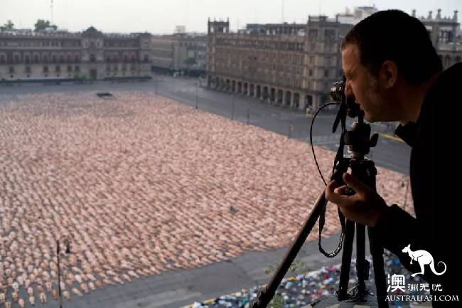 Soon! 4000 naked men and women gather in Melbourne to take pictures of fruit. Wu is full of meat.