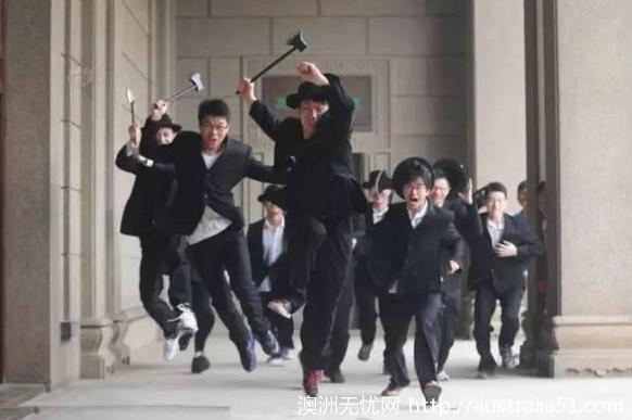 The students at a university in Kunzhou took naked graduation photos, but the story behind them moved the editor to tears.