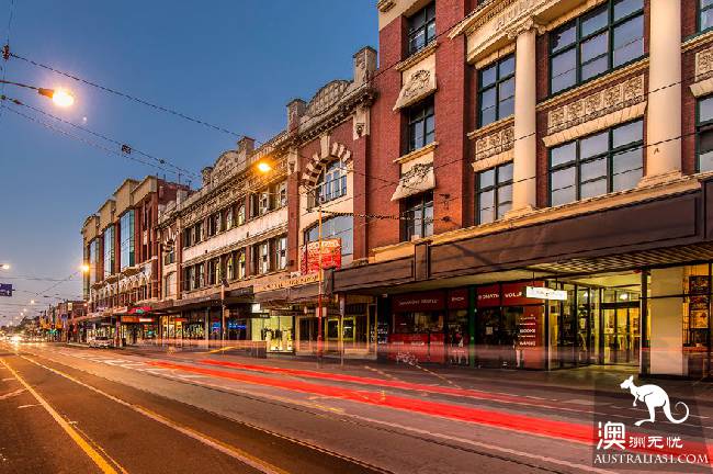 Soon! 4000 naked men and women gather in Melbourne to take pictures of fruit. Wu is full of meat.