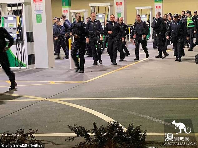 Melbourne graduate revelry is out of control, hundreds of riot police are out of control