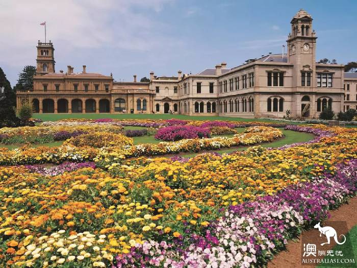 It's officially in the spring! It's a great place to stay in Melbourne. Pick up a card!