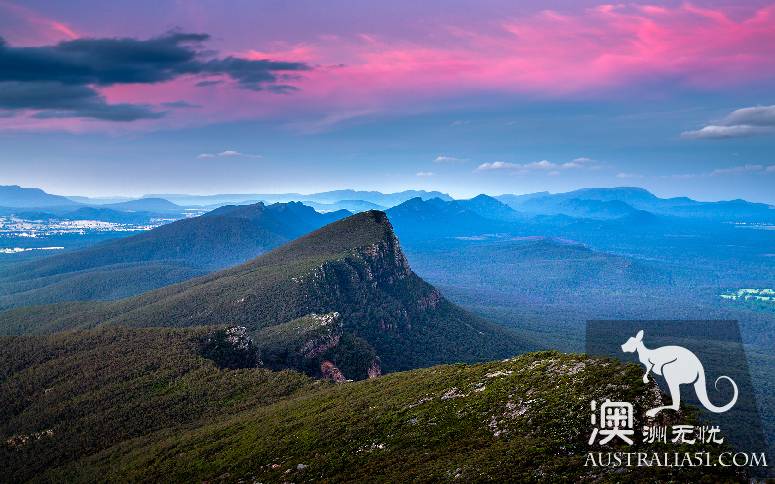 A guide shows you through (Grampians National Park), Grand Pin National Park, Victoria.
