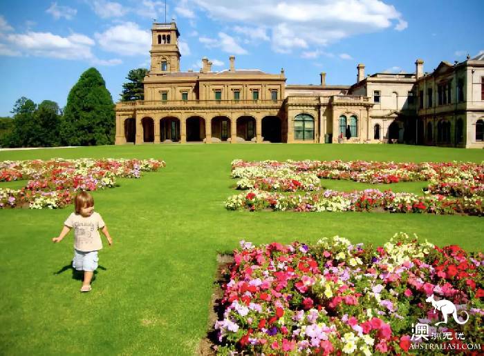 It's officially in the spring! It's a great place to stay in Melbourne. Pick up a card!