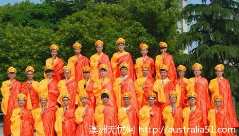 The students at a university in Kunzhou took naked graduation photos, but the story behind them moved the editor to tears.