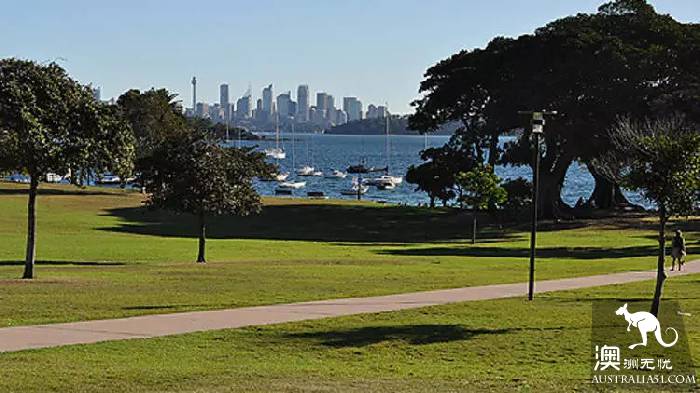 Sydney is the best place to go for a walk in 10 parks. Check in one by one on that sunny day.