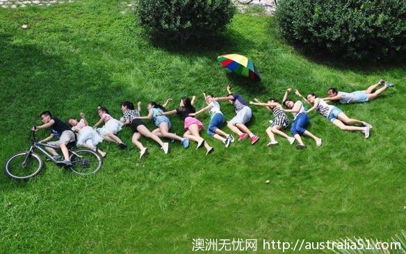 The students at a university in Kunzhou took naked graduation photos, but the story behind them moved the editor to tears.