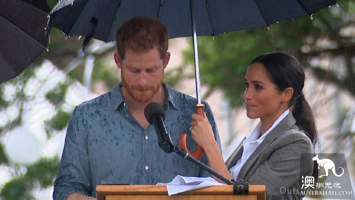 Prince Harry and his wife visited the farmers' home in Dubbo, Northwestern New State, where Megan himself baked banana cakes and brought them to visit.