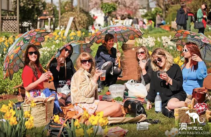 It's officially in the spring! It's a great place to stay in Melbourne. Pick up a card!
