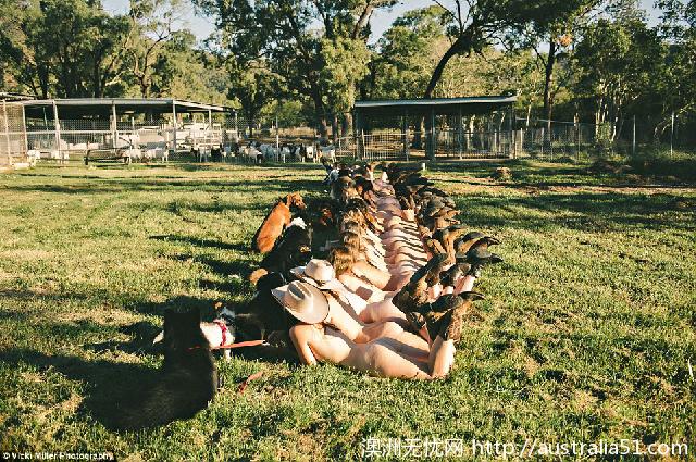 The students at a university in Kunzhou took naked graduation photos, but the story behind them moved the editor to tears.