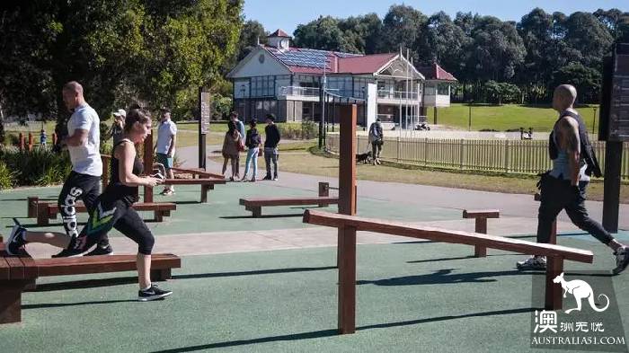 Sydney is the best place to go for a walk in 10 parks. Check in one by one on that sunny day.