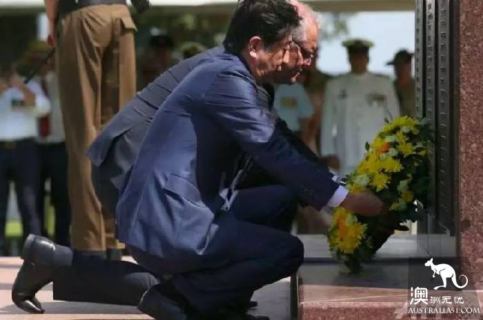 Tribute to the victims of the Japanese bombing of Australia: Australian Prime Minister kneels and Abe squats