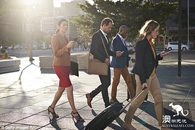 The Australians are too dependent on their mobile phones, and more than half of them cannot bear to lose the Internet for two hours.